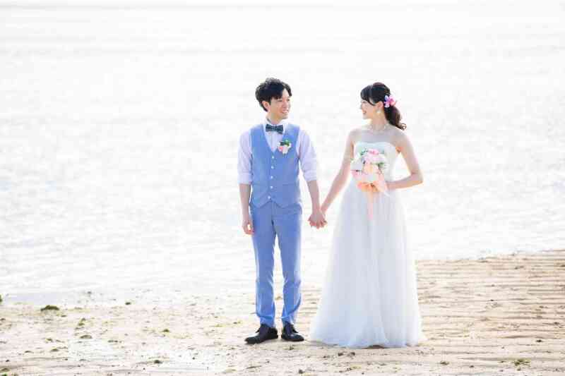 砂浜で見つめ合って・・・