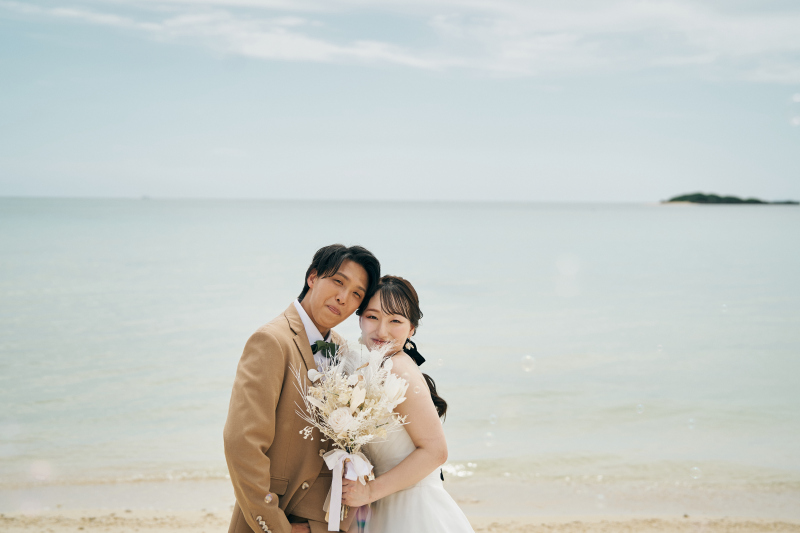 まずは白ドレスでビーチ撮影!♡