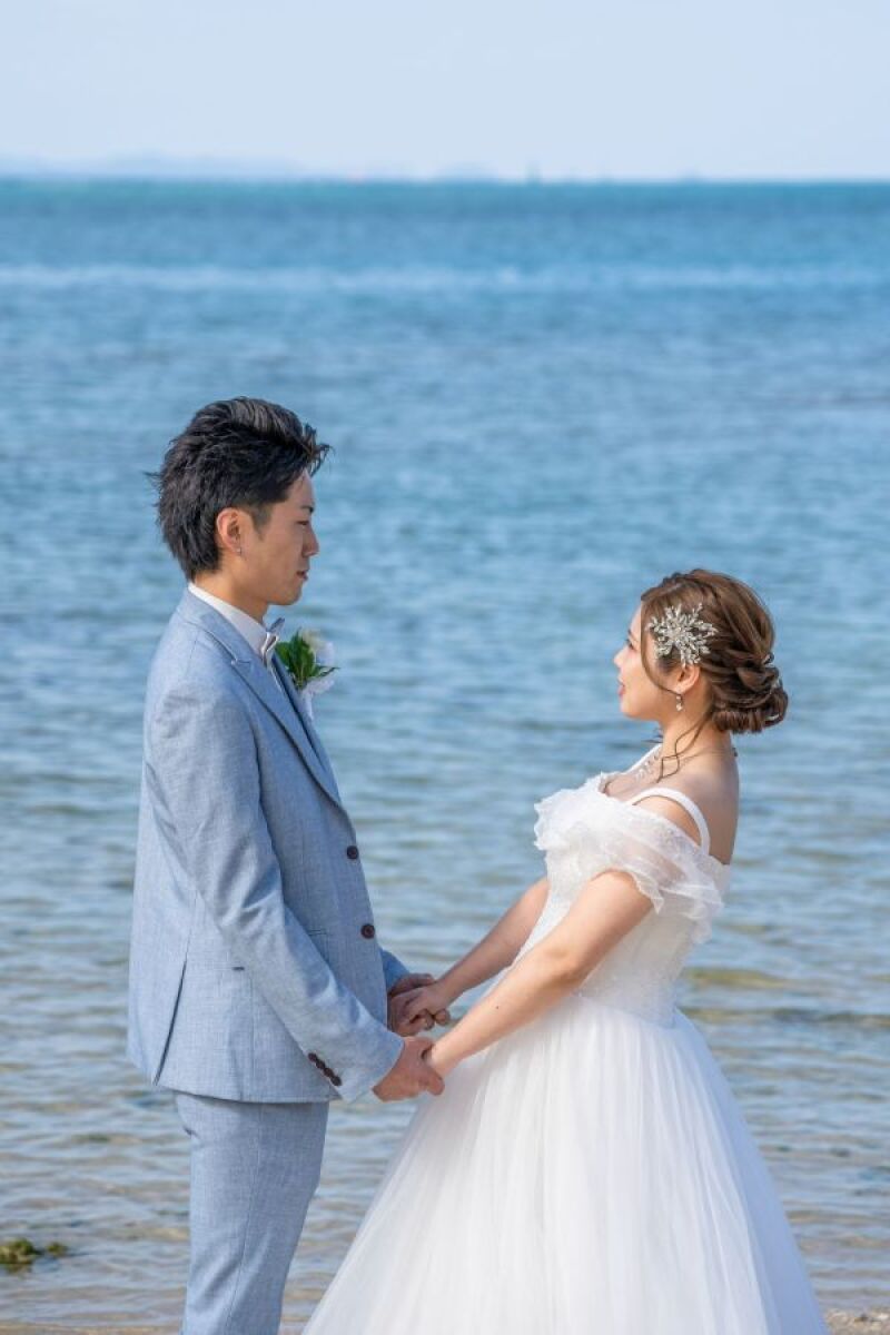 手をとり見つめあう