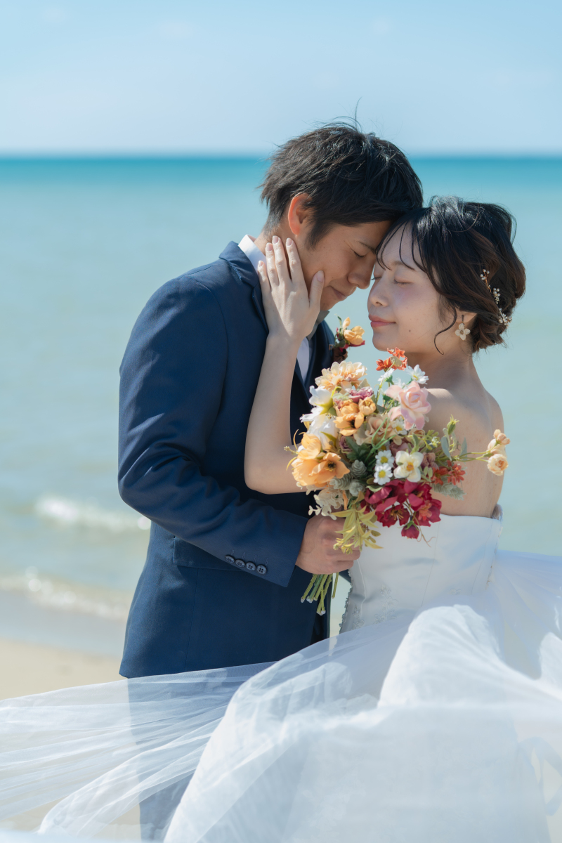 ビーチラスト撮影はベールを使ってロマンチックに。