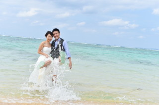 透き通るおきなわの海へドレスで”ビーチイン”