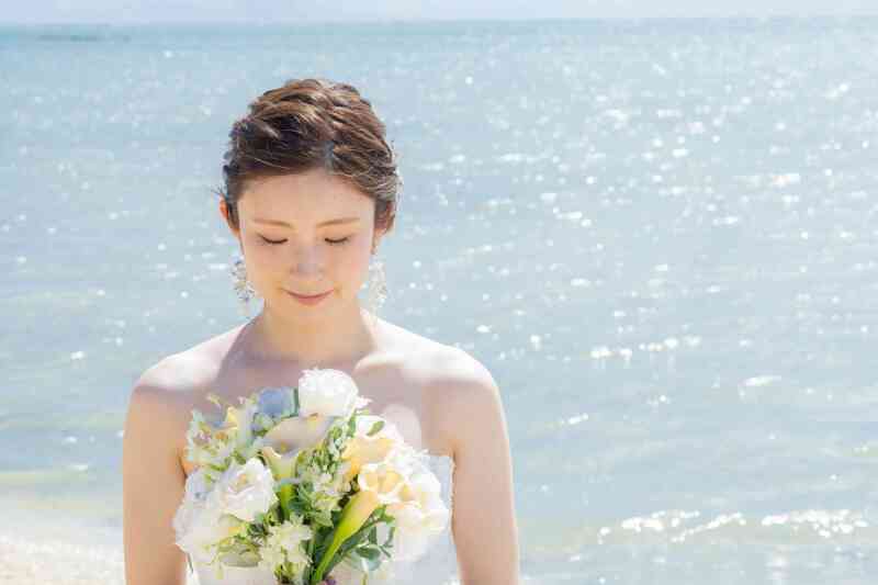 ビーチをバックに