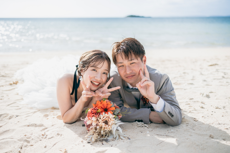 ビーチラストカットは浜辺に横になりピースサイン！