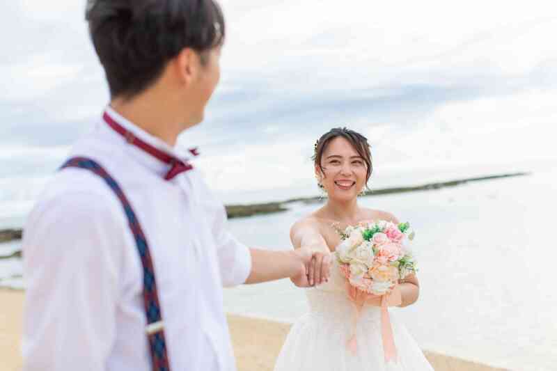 差し出された手を