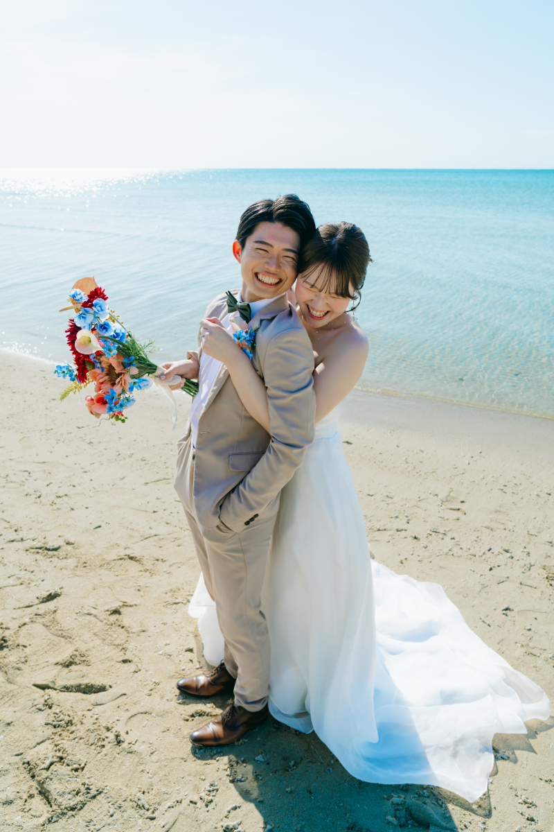 ハグショットで少し照れるおふたりの可愛いショット