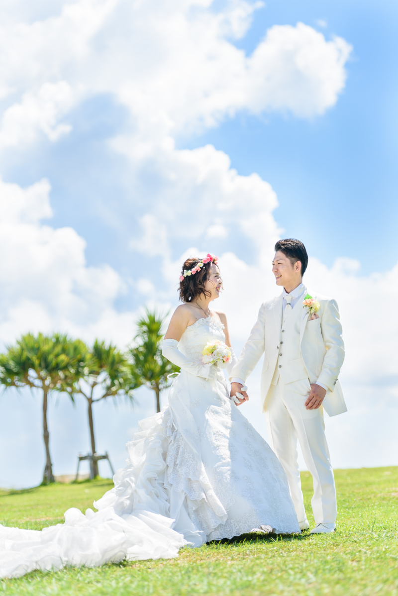 空と緑をバックに