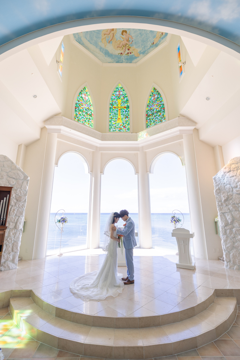 祭壇の上には祝福しているかのような天使の壁画♪