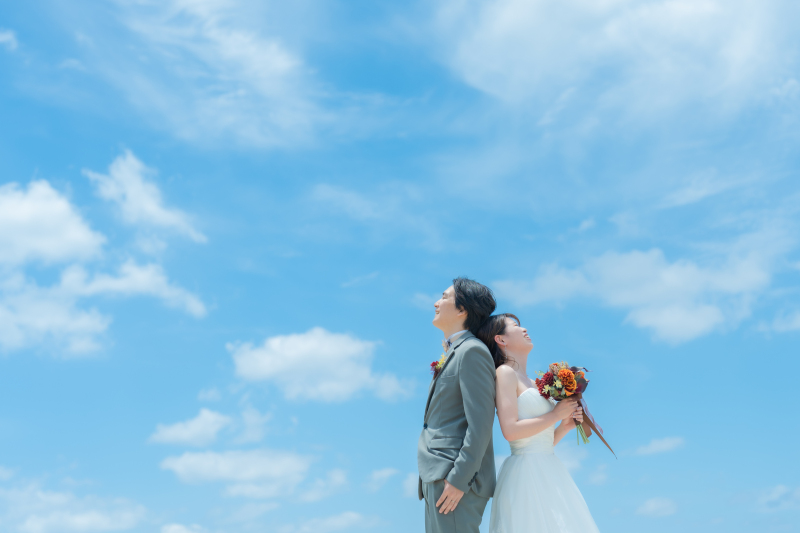 沖縄のビーチだからできる、空を背景にして