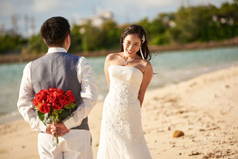 後ろに隠しているのは