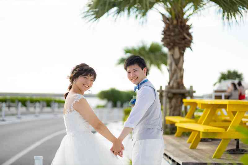 手を繋ぎながら