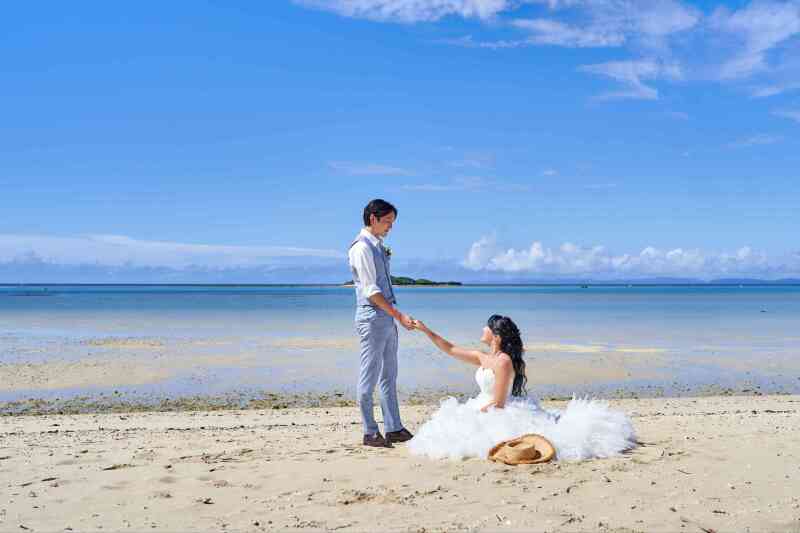 手を取り合って