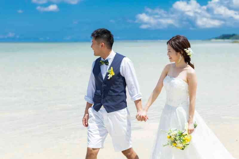 手を取り合いながら