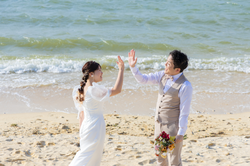 撮影中に急なハイタッチ！仲の良さが伝わります♬