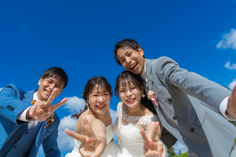 ラストカットは青空に4人の笑顔が映えるショット！