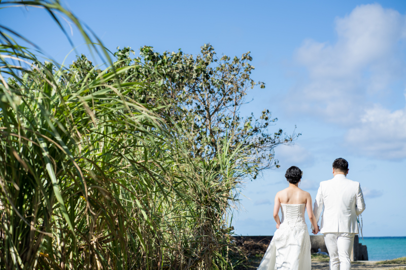 ビーチへ向かうおふたりを