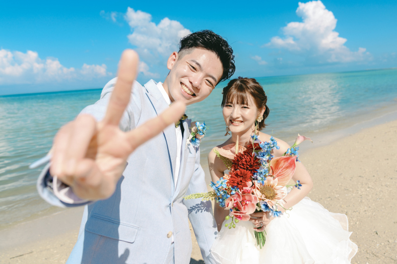 ビーチ撮影の最後はカメラに向かって笑顔でピース！