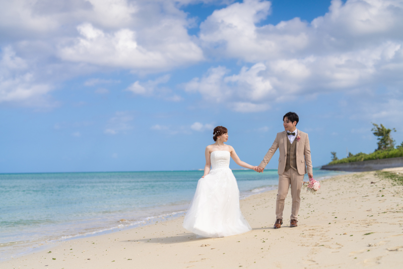 ビーチに到着！青い海と二人だけの世界に