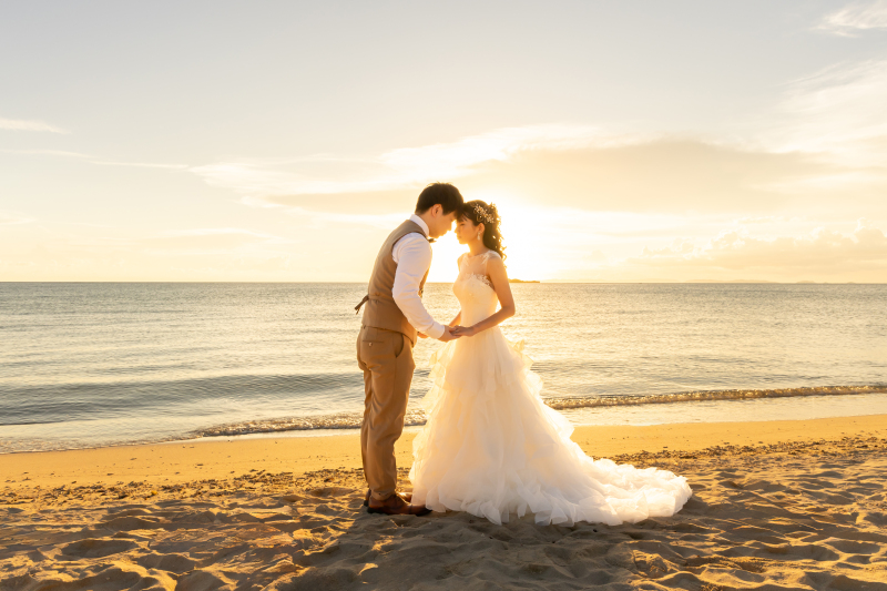 ビーチが夕陽の光に染まり始め、ロマンチックに。