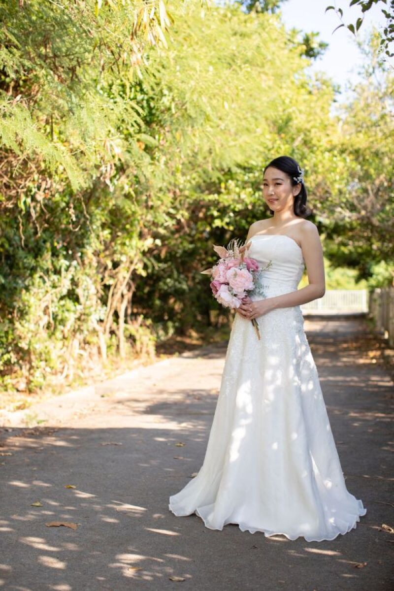 Aラインのドレスを