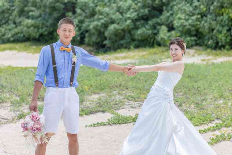 引っ張りあって