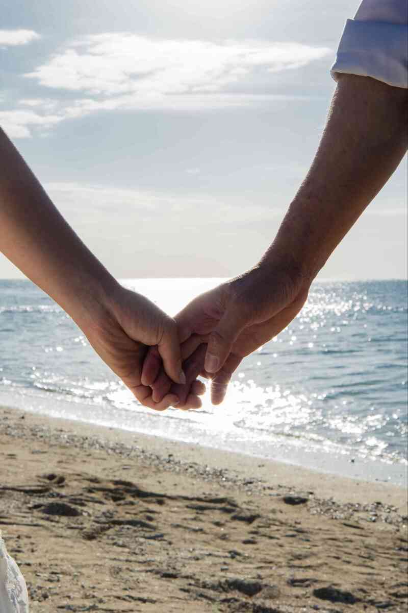 手を繋いで