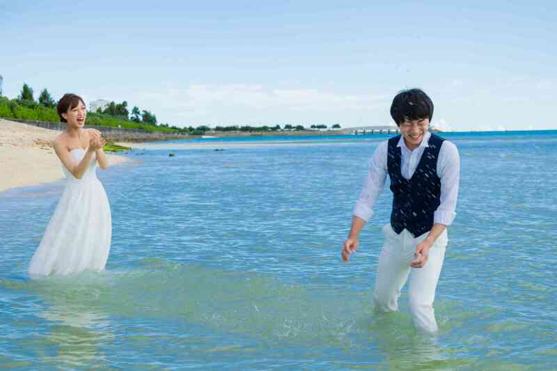 はしゃぎながら