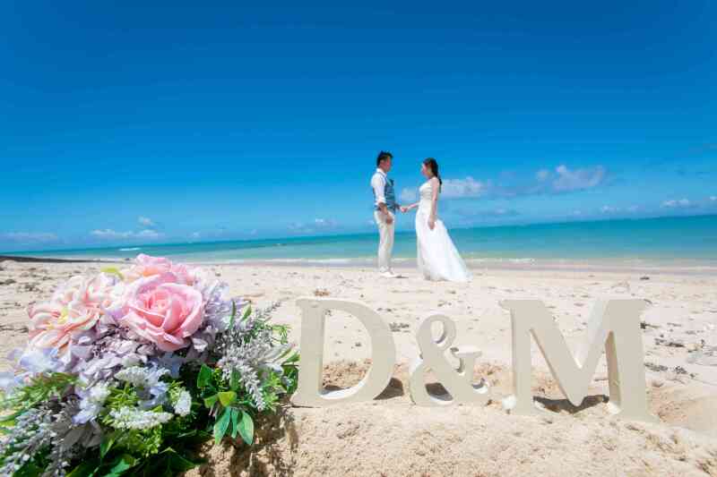 イニシャルオブジェとブーケを使って