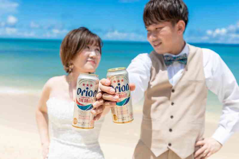 オリオンビールを手に