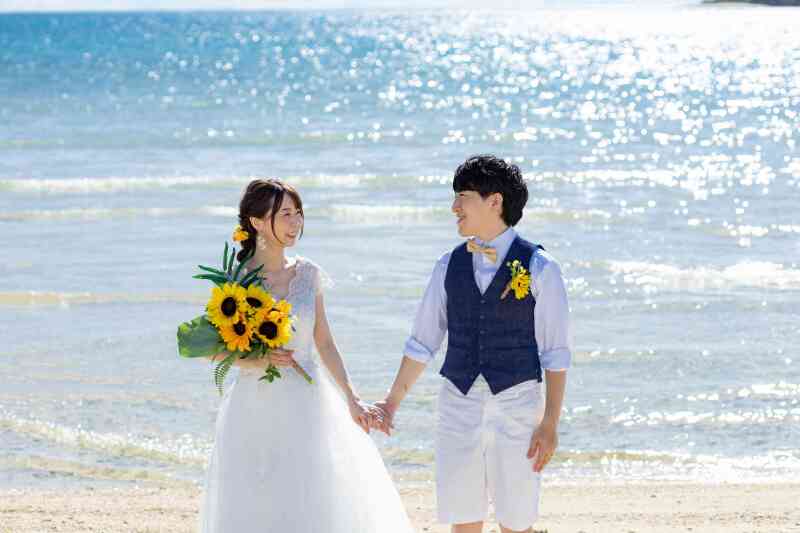 手を取り合って