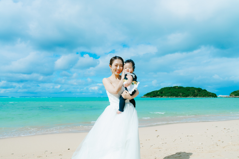 小さな宝物を抱きしめる新婦様のやさしいまなざし♩