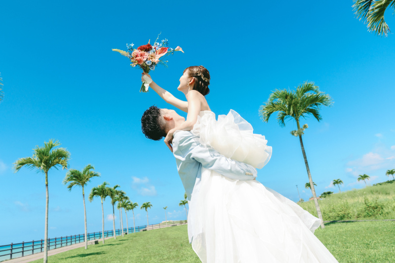 ご新郎様がご新婦様を抱っこして掲げるポーズも◎