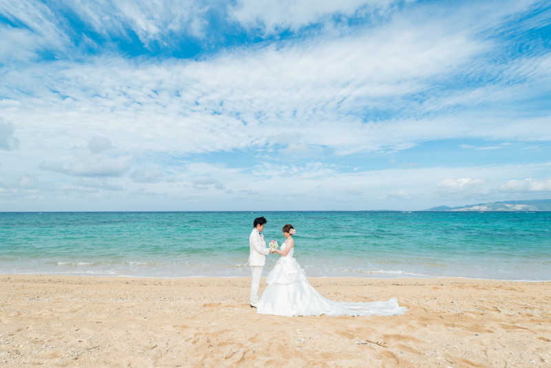 エメラルドの海をバックに♡