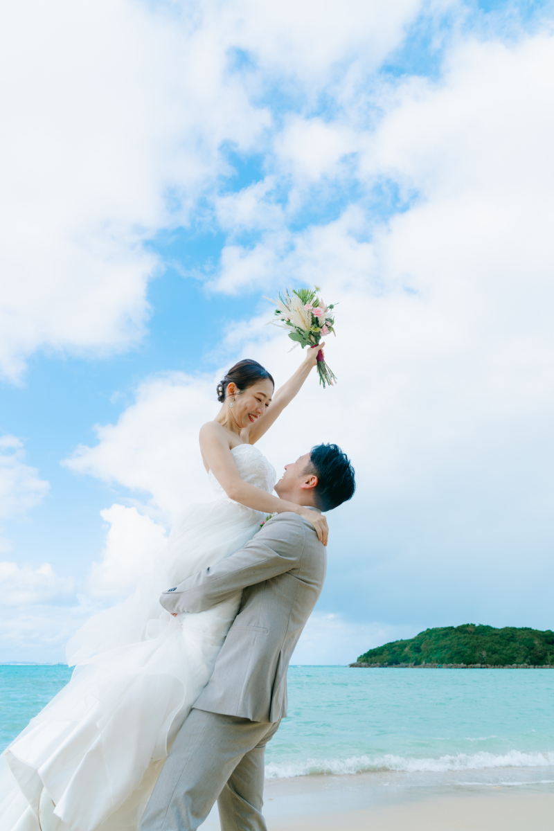 抱き上げ成功!ふたりの笑い声が響く瞬間!