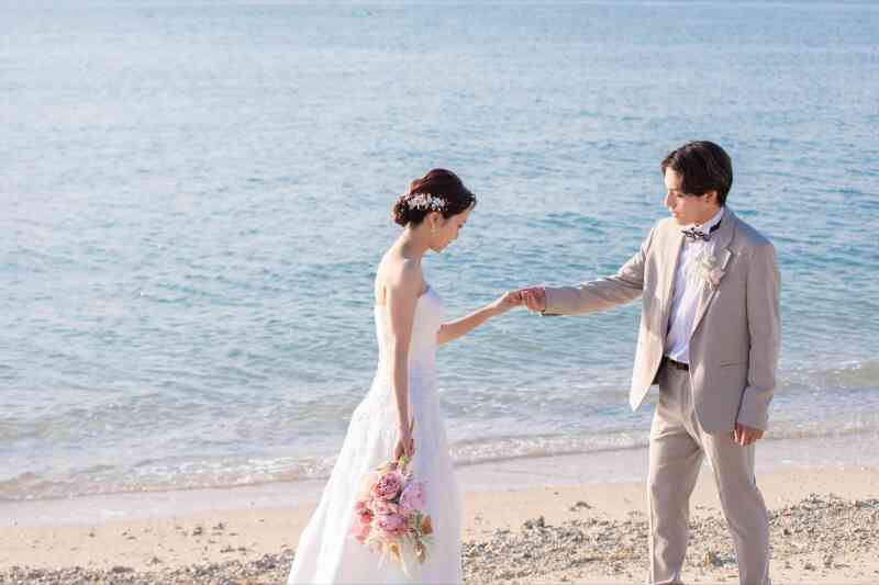 手を取り合って