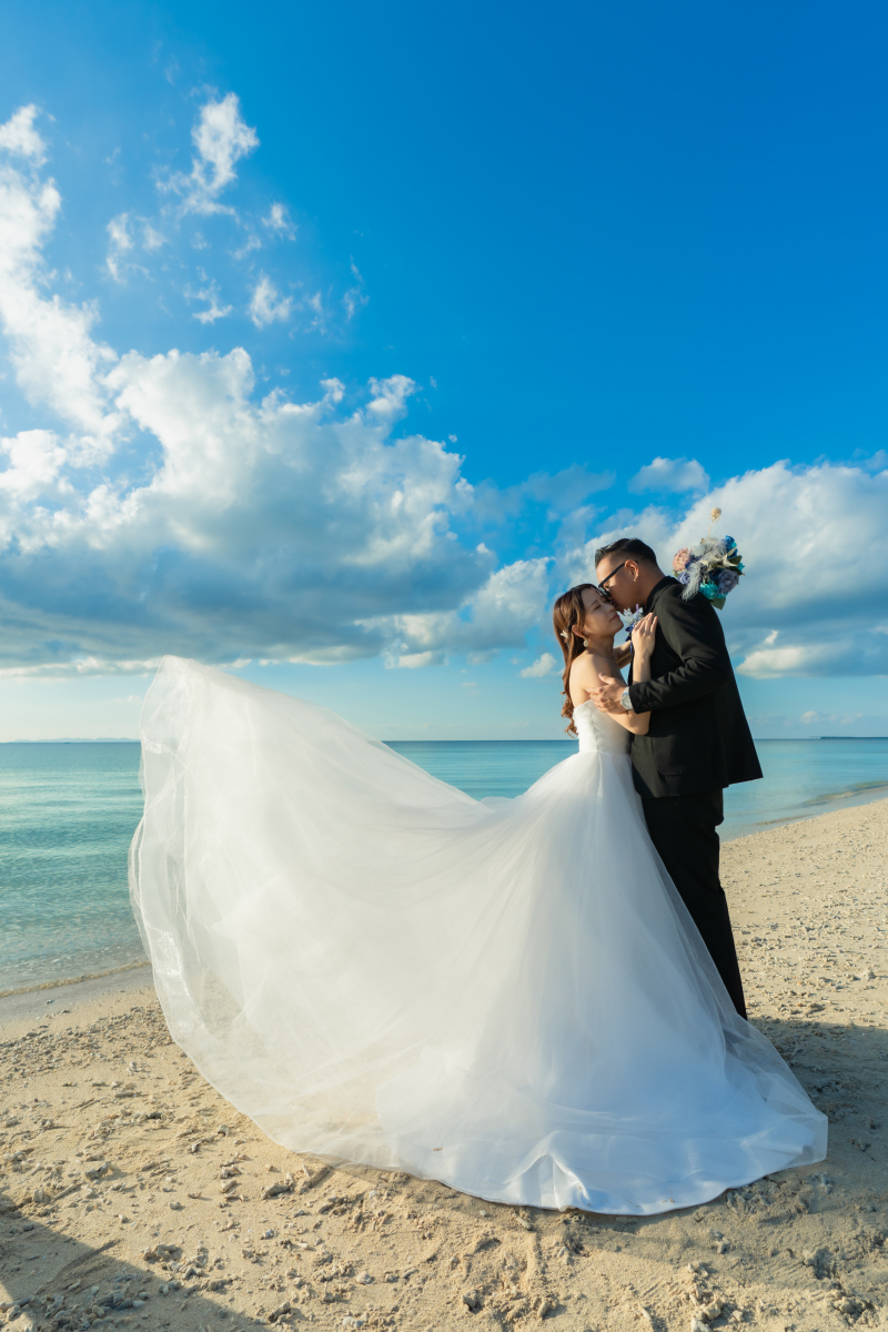 ドレスのトレーンをフワッと持ち上げた特別な一枚。