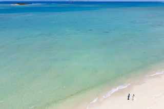 【ドローン撮影付き★ビーチ100カットプラン】ドローンから撮影するおふたりも♬