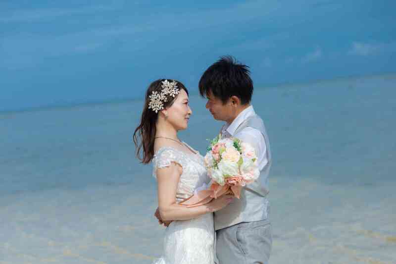 青い海をバックに