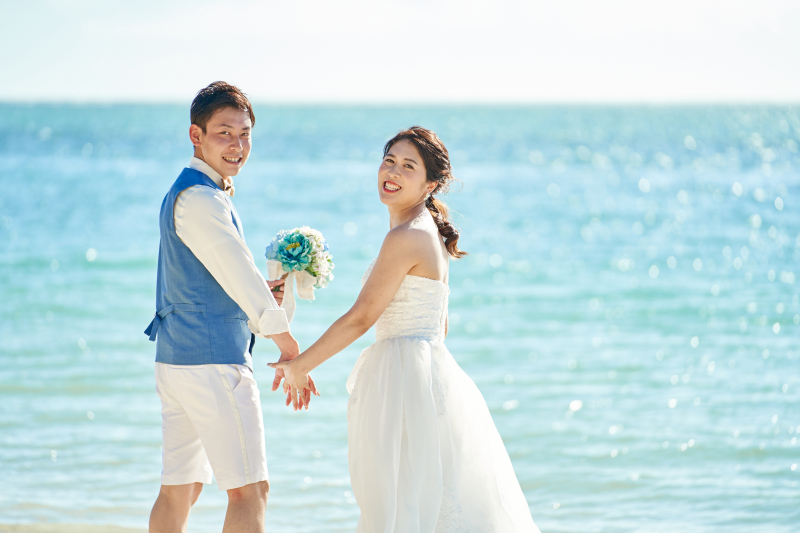 手をとりあって