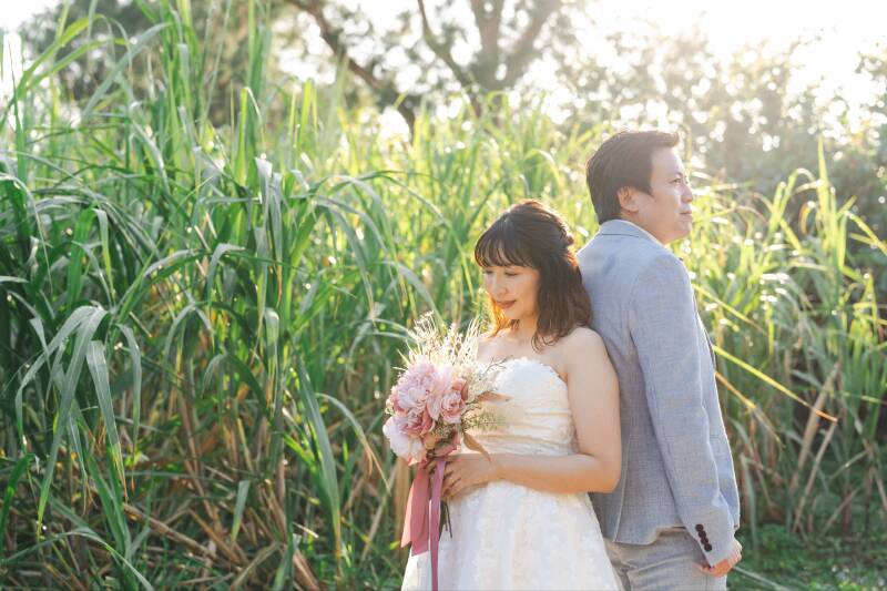 背中合わせで・・