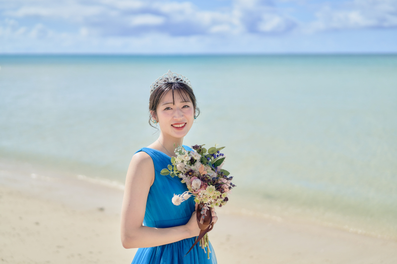 ブルーのドレスが似合う！ご新婦様のソロショット