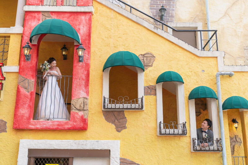 色彩豊かな建築物と一緒に撮影できます