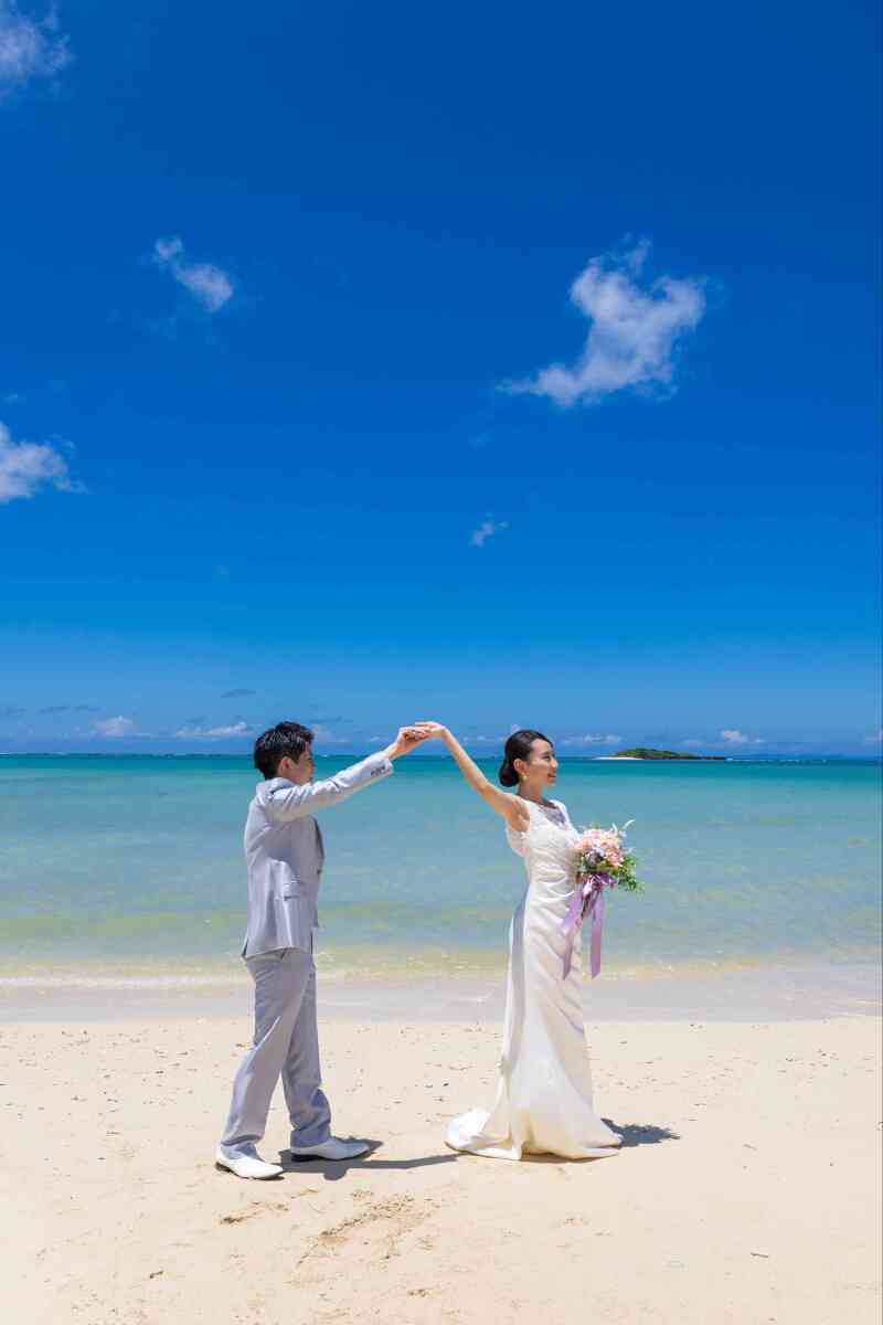 手を取り合って