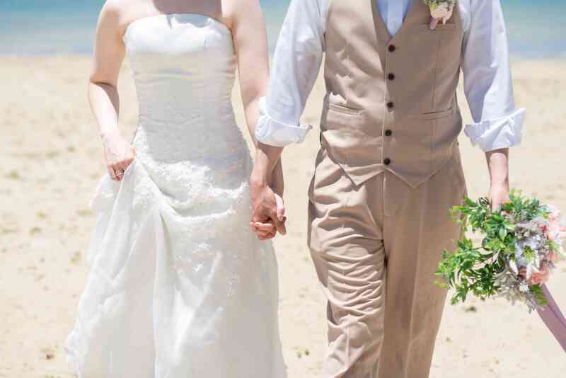 手を繋ぎながら