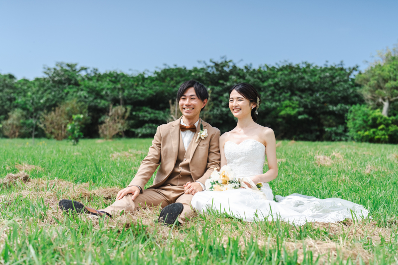 芝生に座って...