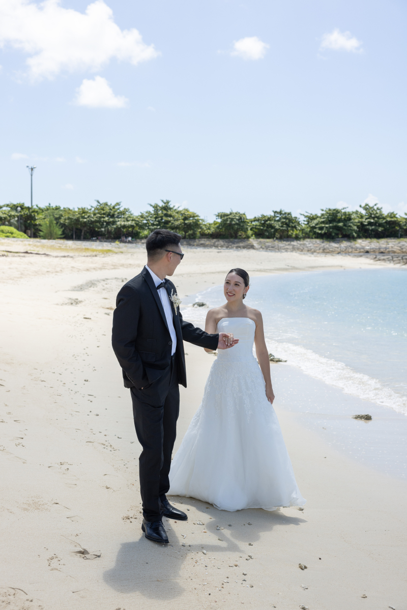 スマートにご新婦様に手を差し伸べてビーチを散歩♪