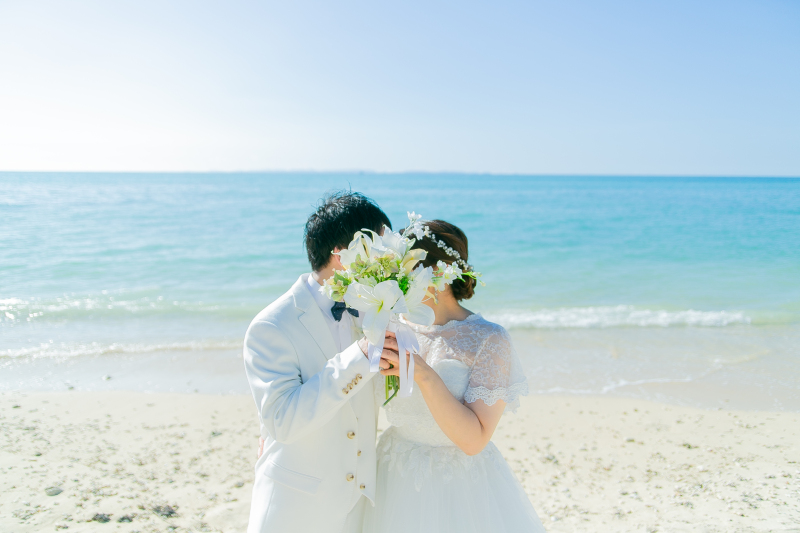 ブーケを使って顔を隠して…おしゃれ写真も◎