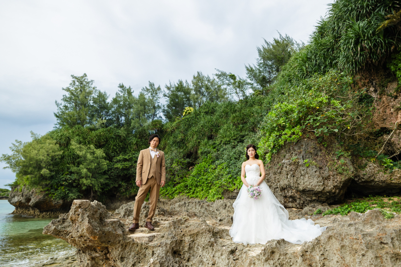 ゴツゴツとした岩がクールな印象のフォトに。