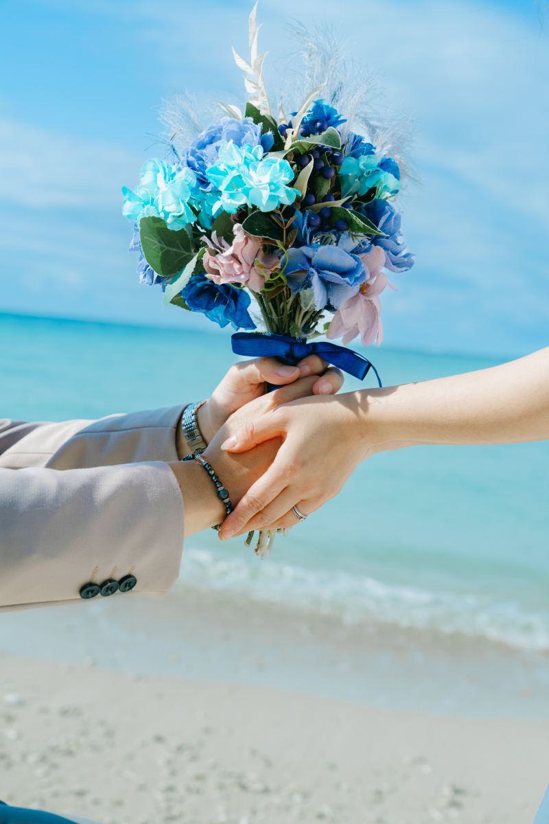 海を背に手元でつながる柔らかな空気