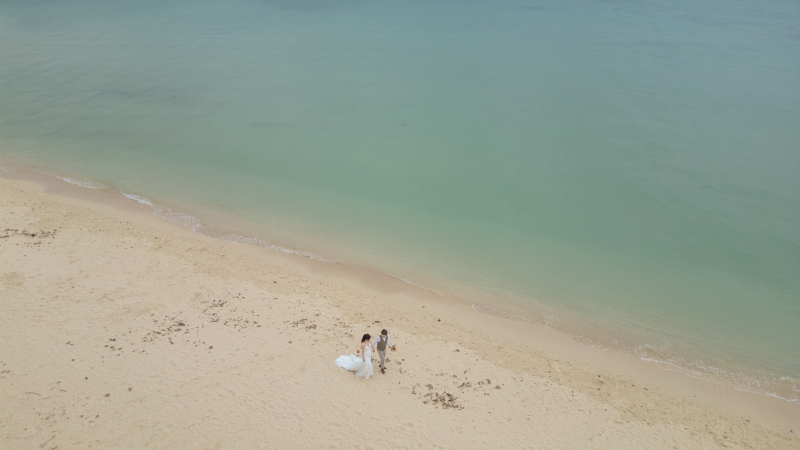 まずはドローン撮影！沖縄の海とおふたりを一枚に。
