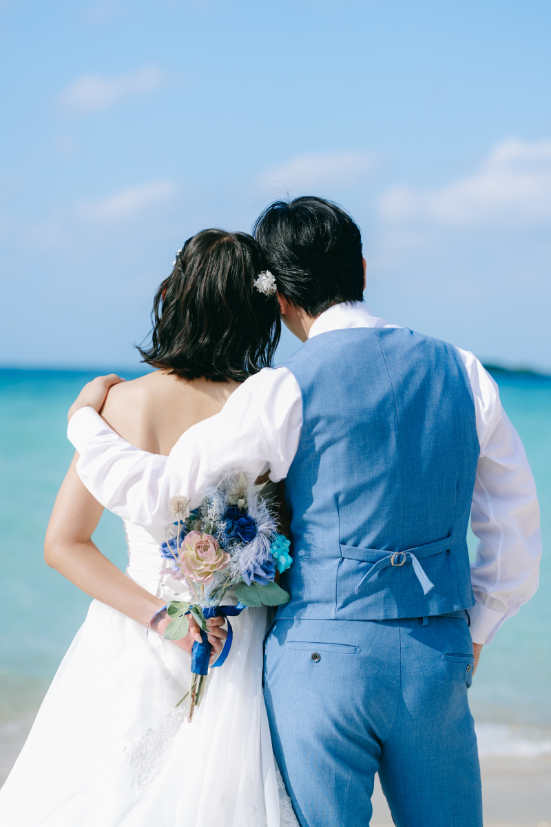 ぎゅっと寄り添う後ろ姿の仲良し時間